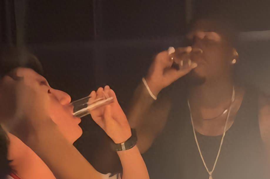 在燃爽与反思的观影体验中，能够看透资本黑幕，照见人性贪婪，多一分清醒，少一分盲目！