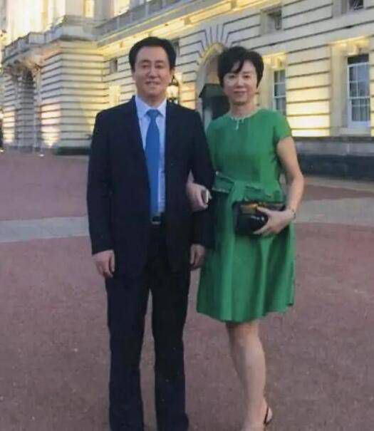 6月23日，有媒体曝光张铭恩在胡冰卿所住小区徘徊，再次引发关于两人恋情、胡冰卿插足等传闻的猜测。