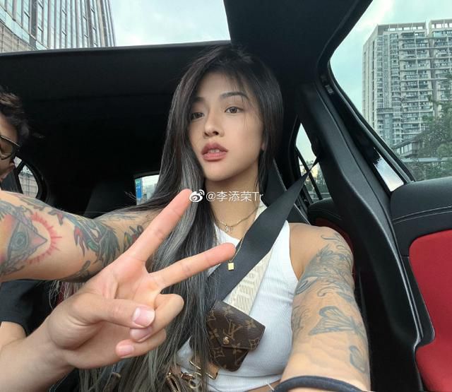 女服务员挠脚心vk