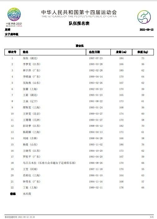 这对新手爸妈轮流推着婴儿车，漫步在街头。
